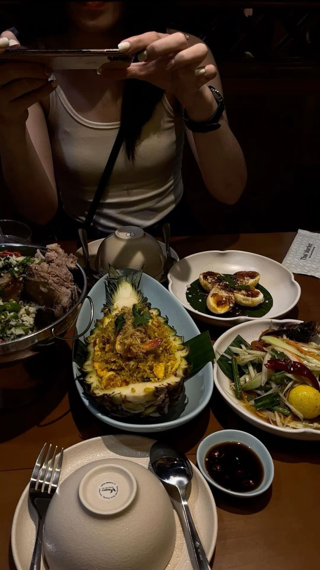 Bạn Cùng Phòng Thích Ăn Chực